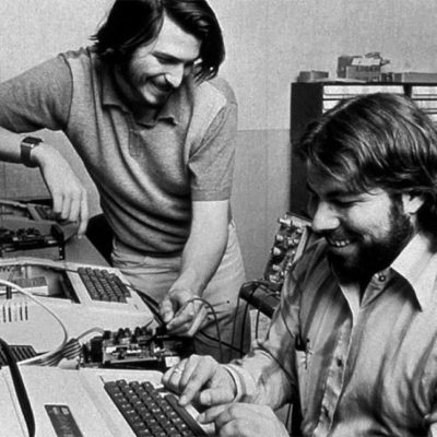 Steve Jobs e il suo socio Steve Wozniak al lavoro nel loro garage al 11161 di Crist Drive in Los Altos dove nacque Apple. Siamo nel 1975.