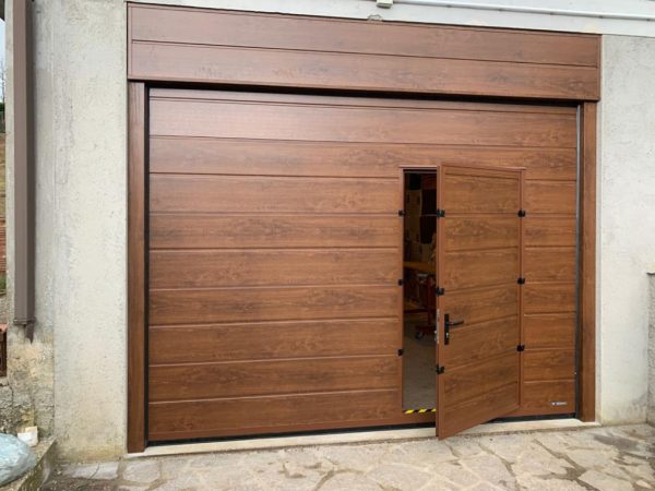 WhatsApp Image 2021 03 12 at 17.20.56 1 600x450 Sezionale, porta pedonale, look caldo del legno: possibile.