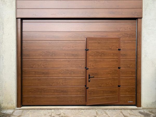 WhatsApp Image 2021 03 12 at 17.20.56 600x450 Sezionale, porta pedonale, look caldo del legno: possibile.